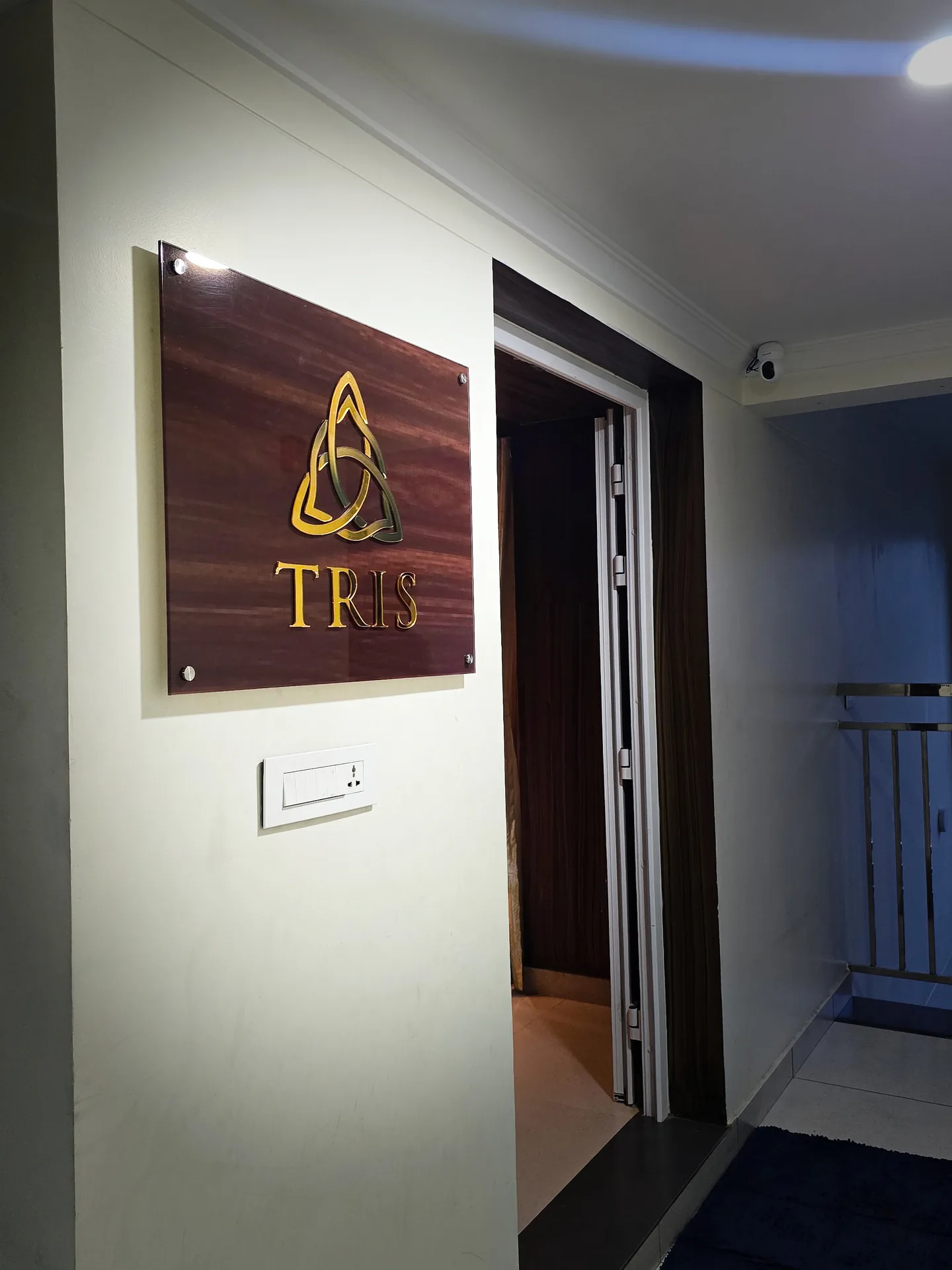 Tris Wellness Spa corridor signboard